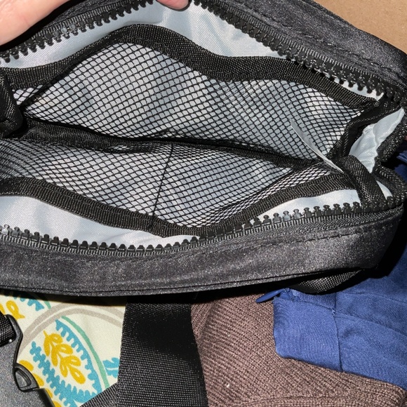 Official Chicago Cubs fanny pack, brand new, distributed by Jim Beam - Picture 3 of 3